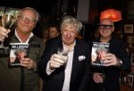 Laren 7 februari 2022
Boekpresentatie van Willibrord Frequin in het bonte paard. Rene v d Gijp reikte het eerste exemplaar uit . Fons de Poel is de schrijver.