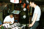 Helmond, 1 juni 2002
Willy v d Kuylen signeert zijn boek naast hem auteur
Jan Winkelmolen



PETER SMULDERS BV