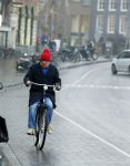 Amsterdam 19 januari 2022
Youp v t Hek arriveert op zijn fiets bij de kleine komedie. Kleine komedie doet dienst als kapsalon.