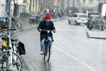 Amsterdam 19 januari 2022
Youp v t Hek arriveert op zijn fiets bij de kleine komedie. Kleine komedie doet dienst als kapsalon.