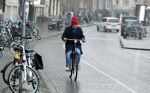Amsterdam 19 januari 2022
Youp v t Hek arriveert op zijn fiets bij de kleine komedie. Kleine komedie doet dienst als kapsalon.