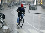 Amsterdam 19 januari 2022
Youp v t Hek arriveert op zijn fiets bij de kleine komedie. Kleine komedie doet dienst als kapsalon.