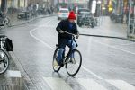 Amsterdam 19 januari 2022
Youp v t Hek arriveert op zijn fiets bij de kleine komedie. Kleine komedie doet dienst als kapsalon.