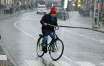 Amsterdam 19 januari 2022
Youp v t Hek arriveert op zijn fiets bij de kleine komedie. Kleine komedie doet dienst als kapsalon.