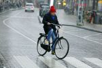 Amsterdam 19 januari 2022
Youp v t Hek arriveert op zijn fiets bij de kleine komedie. Kleine komedie doet dienst als kapsalon.