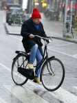 Amsterdam 19 januari 2022
Youp v t Hek arriveert op zijn fiets bij de kleine komedie. Kleine komedie doet dienst als kapsalon.