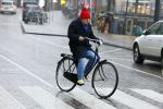 Amsterdam 19 januari 2022
Youp v t Hek arriveert op zijn fiets bij de kleine komedie. Kleine komedie doet dienst als kapsalon.