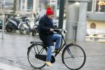 Amsterdam 19 januari 2022
Youp v t Hek arriveert op zijn fiets bij de kleine komedie. Kleine komedie doet dienst als kapsalon.