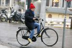 Amsterdam 19 januari 2022
Youp v t Hek arriveert op zijn fiets bij de kleine komedie. Kleine komedie doet dienst als kapsalon.