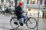 Amsterdam 19 januari 2022
Youp v t Hek arriveert op zijn fiets bij de kleine komedie. Kleine komedie doet dienst als kapsalon.