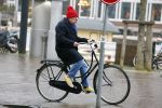 Amsterdam 19 januari 2022
Youp v t Hek arriveert op zijn fiets bij de kleine komedie. Kleine komedie doet dienst als kapsalon.