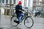 Amsterdam 19 januari 2022
Youp v t Hek arriveert op zijn fiets bij de kleine komedie. Kleine komedie doet dienst als kapsalon.