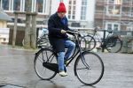 Amsterdam 19 januari 2022
Youp v t Hek arriveert op zijn fiets bij de kleine komedie. Kleine komedie doet dienst als kapsalon.