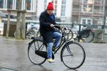 Amsterdam 19 januari 2022
Youp v t Hek arriveert op zijn fiets bij de kleine komedie. Kleine komedie doet dienst als kapsalon.