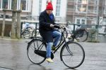 Amsterdam 19 januari 2022
Youp v t Hek arriveert op zijn fiets bij de kleine komedie. Kleine komedie doet dienst als kapsalon.