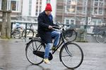 Amsterdam 19 januari 2022
Youp v t Hek arriveert op zijn fiets bij de kleine komedie. Kleine komedie doet dienst als kapsalon.