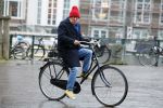 Amsterdam 19 januari 2022
Youp v t Hek arriveert op zijn fiets bij de kleine komedie. Kleine komedie doet dienst als kapsalon.
