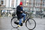 Amsterdam 19 januari 2022
Youp v t Hek arriveert op zijn fiets bij de kleine komedie. Kleine komedie doet dienst als kapsalon.