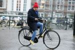Amsterdam 19 januari 2022
Youp v t Hek arriveert op zijn fiets bij de kleine komedie. Kleine komedie doet dienst als kapsalon.