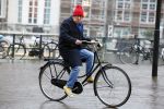 Amsterdam 19 januari 2022
Youp v t Hek arriveert op zijn fiets bij de kleine komedie. Kleine komedie doet dienst als kapsalon.