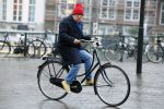 Amsterdam 19 januari 2022
Youp v t Hek arriveert op zijn fiets bij de kleine komedie. Kleine komedie doet dienst als kapsalon.