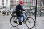 Amsterdam 19 januari 2022
Youp v t Hek arriveert op zijn fiets bij de kleine komedie. Kleine komedie doet dienst als kapsalon.