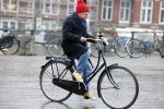 Amsterdam 19 januari 2022
Youp v t Hek arriveert op zijn fiets bij de kleine komedie. Kleine komedie doet dienst als kapsalon.
