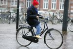 Amsterdam 19 januari 2022
Youp v t Hek arriveert op zijn fiets bij de kleine komedie. Kleine komedie doet dienst als kapsalon.