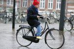 Amsterdam 19 januari 2022
Youp v t Hek arriveert op zijn fiets bij de kleine komedie. Kleine komedie doet dienst als kapsalon.