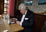 Laren 7 februari 2022
Boekpresentatie van Willibrord Frequin in het bonte paard. Rene v d Gijp reikte het eerste exemplaar uit . Fons de Poel is de schrijver.