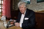 Laren 7 februari 2022
Boekpresentatie van Willibrord Frequin in het bonte paard. Rene v d Gijp reikte het eerste exemplaar uit . Fons de Poel is de schrijver.