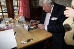 Laren 7 februari 2022
Boekpresentatie van Willibrord Frequin in het bonte paard. Rene v d Gijp reikte het eerste exemplaar uit . Fons de Poel is de schrijver.