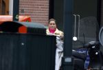 Amsterdam 20 januari 2023
Connie Witteman doet in haar groene biro en gouden jas met roze trui boodschappen in Amsterdam zuid.