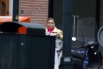 Amsterdam 20 januari 2023
Connie Witteman doet in haar groene biro en gouden jas met roze trui boodschappen in Amsterdam zuid.