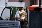 Amsterdam 20 januari 2023
Connie Witteman doet in haar groene biro en gouden jas met roze trui boodschappen in Amsterdam zuid.