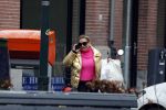 Amsterdam 20 januari 2023
Connie Witteman doet in haar groene biro en gouden jas met roze trui boodschappen in Amsterdam zuid.