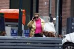 Amsterdam 20 januari 2023
Connie Witteman doet in haar groene biro en gouden jas met roze trui boodschappen in Amsterdam zuid.