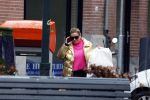 Amsterdam 20 januari 2023
Connie Witteman doet in haar groene biro en gouden jas met roze trui boodschappen in Amsterdam zuid.
