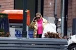 Amsterdam 20 januari 2023
Connie Witteman doet in haar groene biro en gouden jas met roze trui boodschappen in Amsterdam zuid.