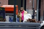 Amsterdam 20 januari 2023
Connie Witteman doet in haar groene biro en gouden jas met roze trui boodschappen in Amsterdam zuid.
