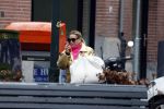 Amsterdam 20 januari 2023
Connie Witteman doet in haar groene biro en gouden jas met roze trui boodschappen in Amsterdam zuid.