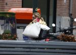 Amsterdam 20 januari 2023
Connie Witteman doet in haar groene biro en gouden jas met roze trui boodschappen in Amsterdam zuid.