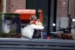 Amsterdam 20 januari 2023
Connie Witteman doet in haar groene biro en gouden jas met roze trui boodschappen in Amsterdam zuid.
