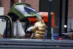 Amsterdam 20 januari 2023
Connie Witteman doet in haar groene biro en gouden jas met roze trui boodschappen in Amsterdam zuid.