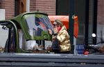 Amsterdam 20 januari 2023
Connie Witteman doet in haar groene biro en gouden jas met roze trui boodschappen in Amsterdam zuid.