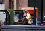 Amsterdam 20 januari 2023
Connie Witteman doet in haar groene biro en gouden jas met roze trui boodschappen in Amsterdam zuid.