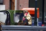 Amsterdam 20 januari 2023
Connie Witteman doet in haar groene biro en gouden jas met roze trui boodschappen in Amsterdam zuid.