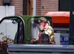 Amsterdam 20 januari 2023
Connie Witteman doet in haar groene biro en gouden jas met roze trui boodschappen in Amsterdam zuid.