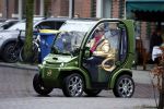 Amsterdam 20 januari 2023
Connie Witteman doet in haar groene biro en gouden jas met roze trui boodschappen in Amsterdam zuid.
