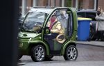 Amsterdam 20 januari 2023
Connie Witteman doet in haar groene biro en gouden jas met roze trui boodschappen in Amsterdam zuid.